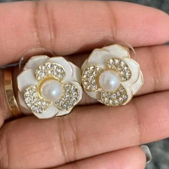 💖 2/$30 Flower white & gold pearl rhinestones boho small Stud dainty Earrings - Picture 6 of 8